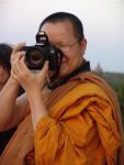 Буддисткий манах с фотоаппаратом.Мьянма (Large).JPG