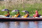 Монахи на лодке.Озеро Инле.Мьянма (Large).JPG