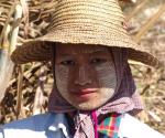 Раскраска лица соком сандалового дерева.Мьянма (Large).JPG