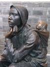Скульптура крестьянки с ребенком. Гуйлинь (DSC02769).jpg