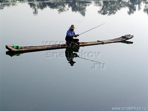 Рыбак на бамбуковой лодке (DSC02818).jpg