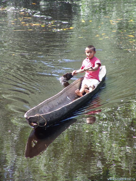 Мальчик на лодке.Дельта Ориноко.Венесуэла (Large).JPG