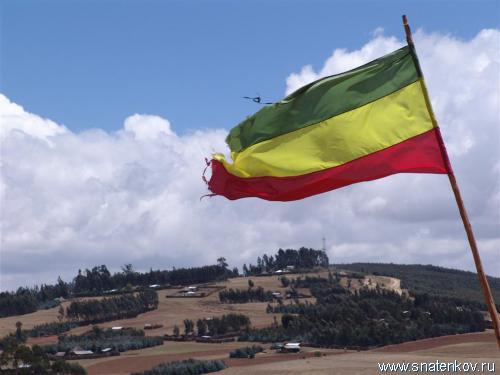 DSC04667 (Large).JPG Флаг Эфиопии в деревне под Аддис-Абебой