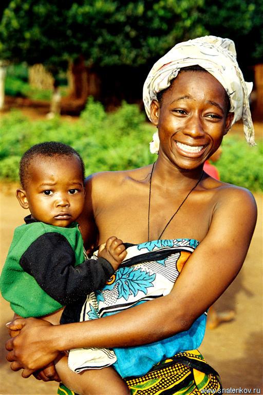 Женщина с ребёнком.Замбия (Large).jpg